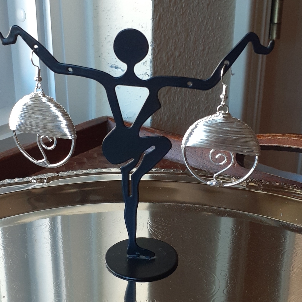 🍁3/$25 👉*NWOT* FESTIVE SILVER WIRE-WRAPPED PENDANT EARRINGS